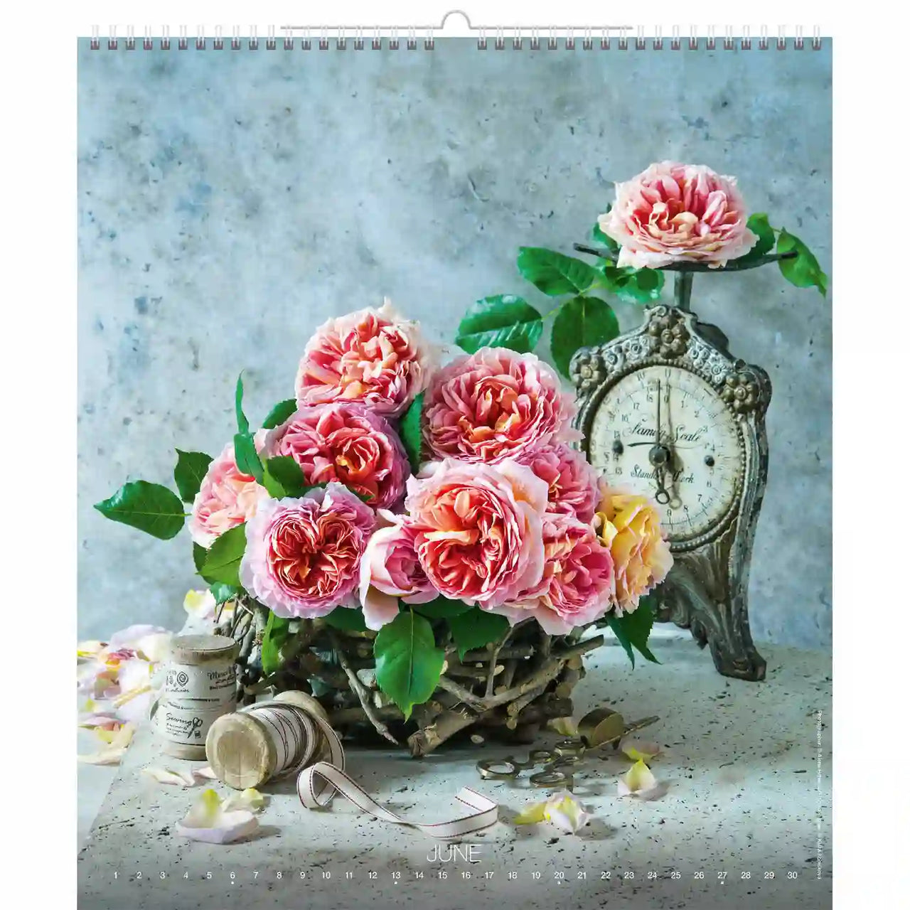 Arrangement floral avec une horloge vintage sur une surface texturée