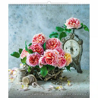Arrangement floral avec une horloge vintage sur une surface texturée