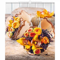 Bouquet de fleurs avec citrouilles sur une surface en bois