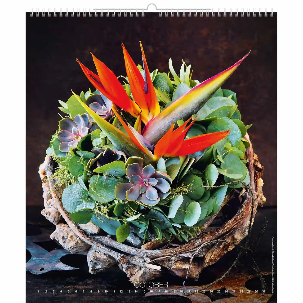 Page du calendrier d'octobre montrant un arrangement décoratif avec des oiseaux de paradis et des plantes succulentes.