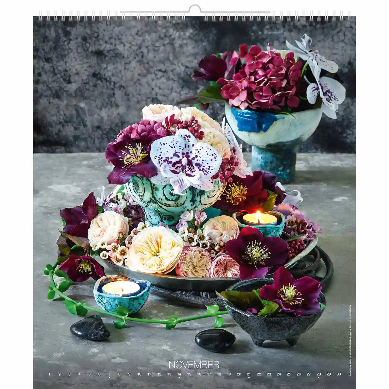 Arrangement floral avec bougies sur une surface texturée, page du calendrier de novembre.