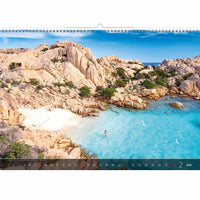 Kalender met panoramisch uitzicht op een rotsachtig en turquoise strand op Sardinië.