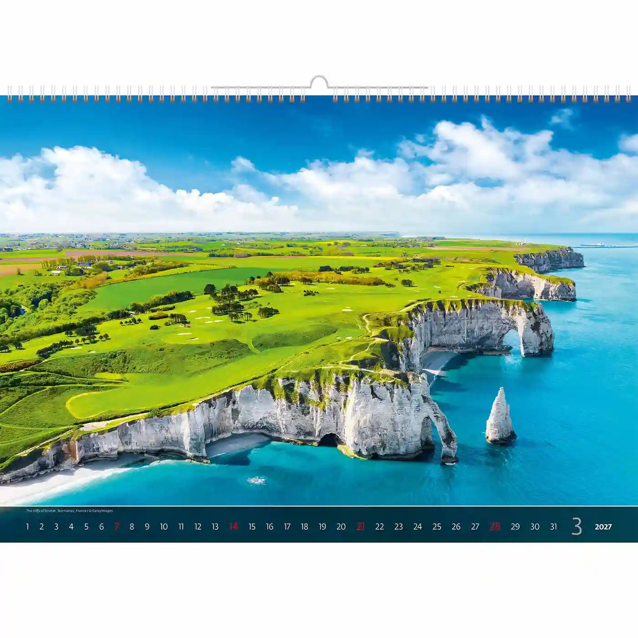 Kalender met een schilderachtig uitzicht op kliffen en groene velden, met de maand maart 2027.