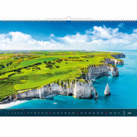 Kalender met een schilderachtig uitzicht op kliffen en groene velden, met de maand maart 2027.