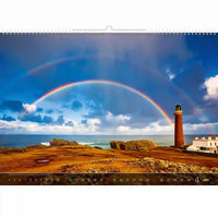Kalender met een schilderachtig uitzicht op een vuurtoren en een regenboog boven water