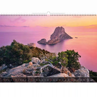 Kalender met een schilderachtig uitzicht op een eiland bij zonsondergang.
