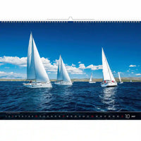 Kalender met zeilboten op een blauwe oceaan en lucht