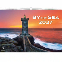 Kalenderomslag met een vuurtoren op rotsen en zonsondergang boven de zee, met het opschrift 'By the Sea 2027'.