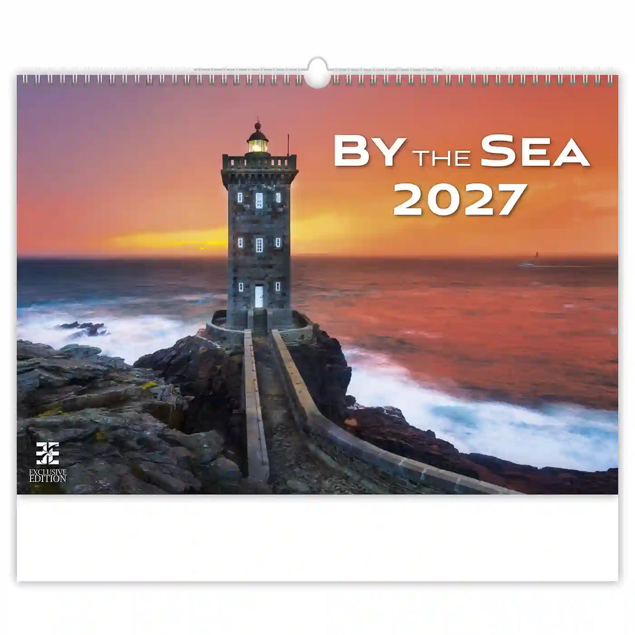 Kalenderomslag met een vuurtoren op rotsen en zonsondergang boven de zee, getiteld 'By the Sea 2027'.