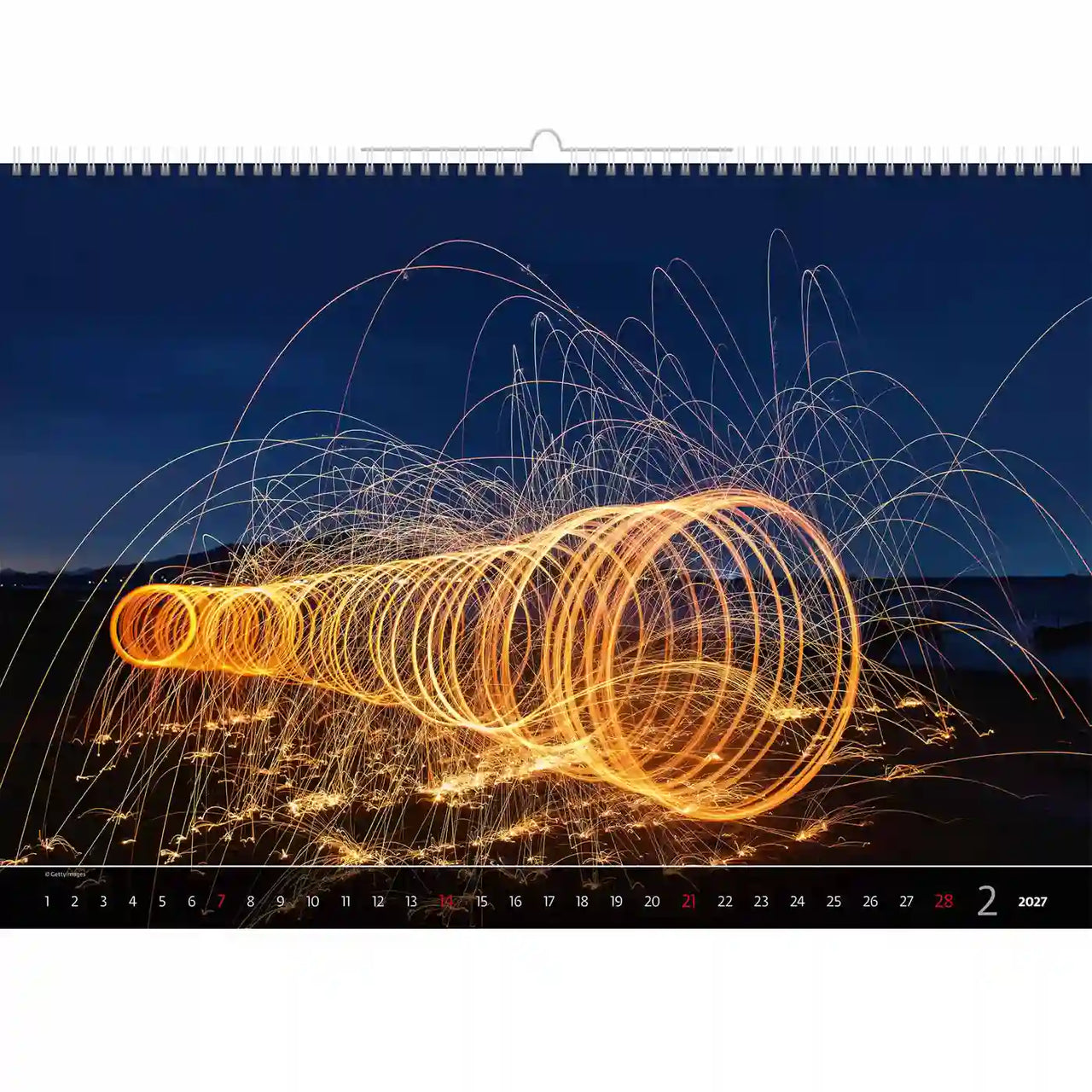 Kalender met een foto met lange belichtingstijd van lichtsporen tegen een donkere lucht