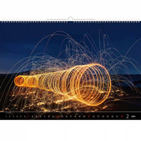 Kalender met een foto met lange belichtingstijd van lichtsporen tegen een donkere lucht