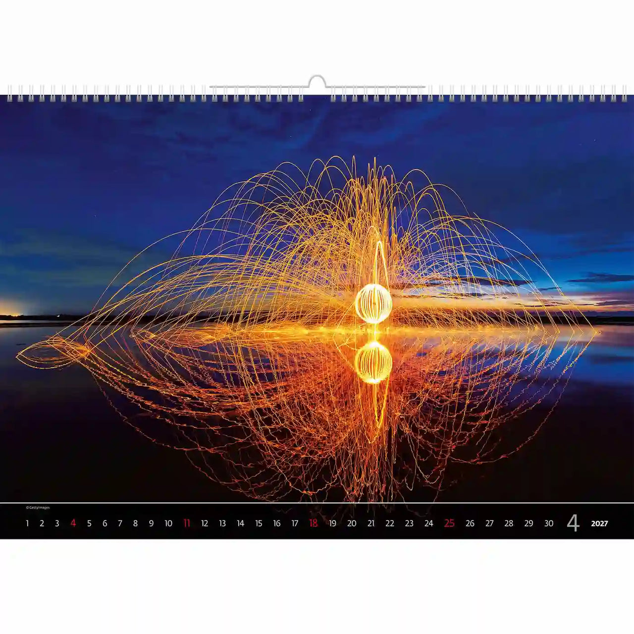 Kalender met een lichtkunstdisplay op het water bij nacht, met een blauwe lucht en oranje lichten.