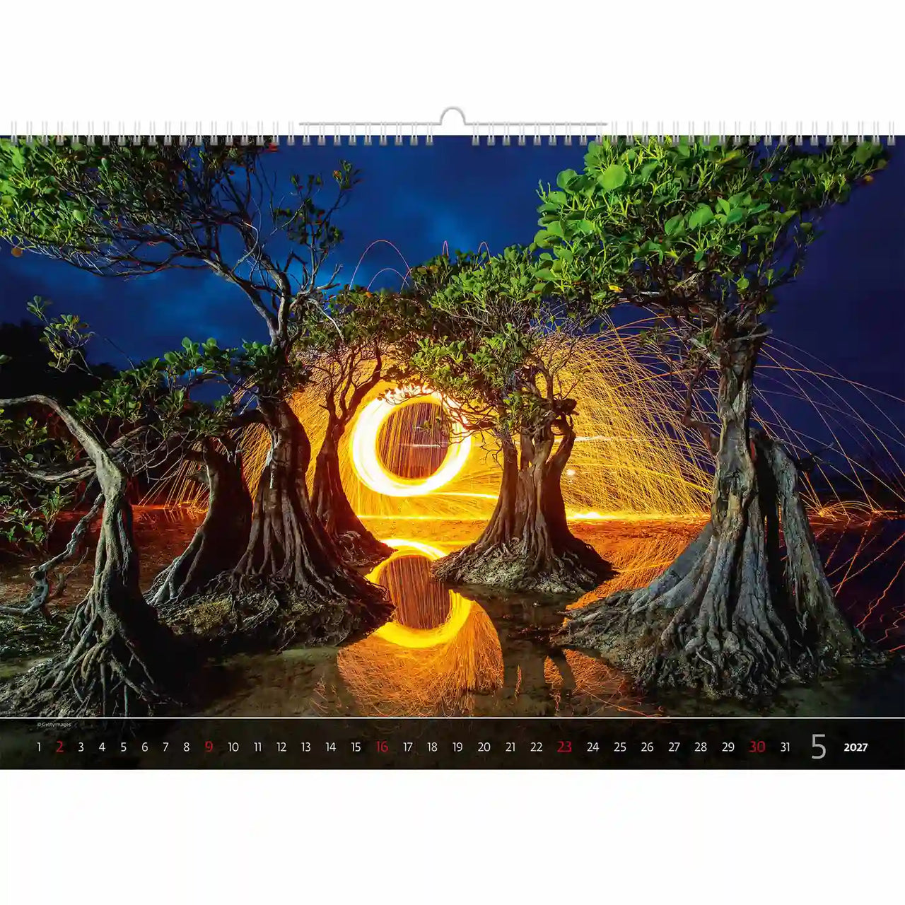 Kalender met een schilderachtig ontwerp van bomen en een gloeiende cirkel in het midden, met zichtbare merknaam.
