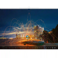Kalender met nachtelijk stadsbeeld en vuurwerk
