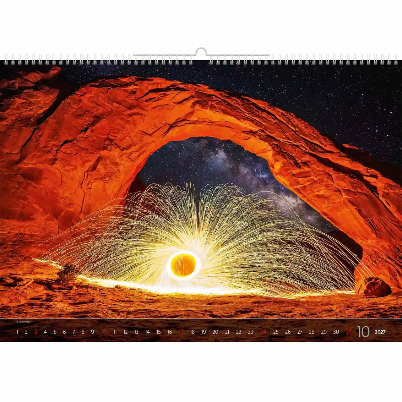 Kalender met een schilderachtig uitzicht op een natuurlijke boog met lichtkunst en hemels uitzicht.
