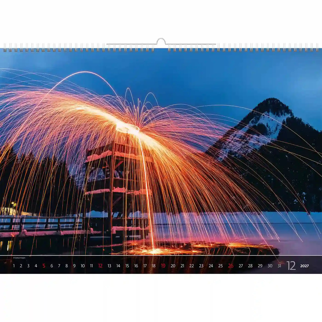 Kalender met een schilderachtig uitzicht op een berg en lichtdisplay, met het getal 12 op een witte achtergrond.