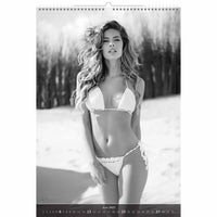 Kalenderpagina met een vrouw in een witte bikini die in een besneeuwd landschap staat.