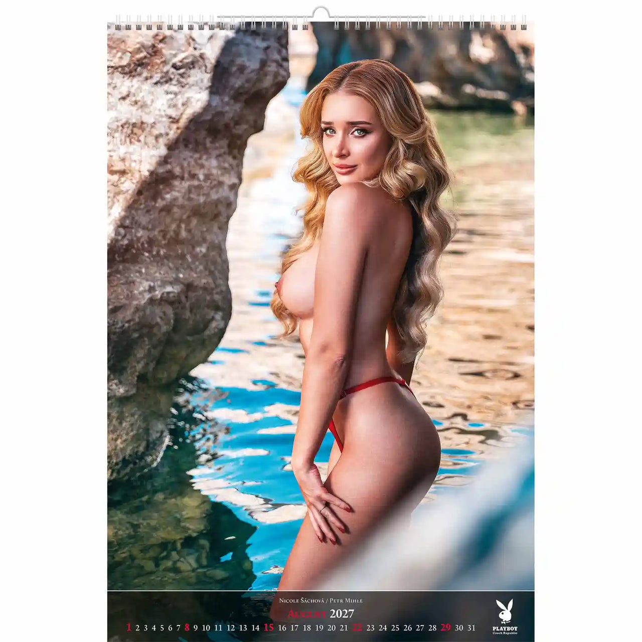 playboy kalender pagina met een model bij een watermassa.