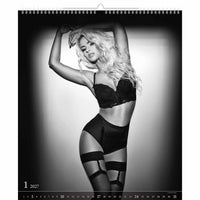 Kalenderpagina met een persoon in zwarte lingerie tegen een grijze achtergrond