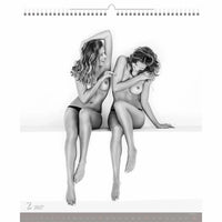 Naakte vrouwen zitten op een witte bank met een kalender indeling.