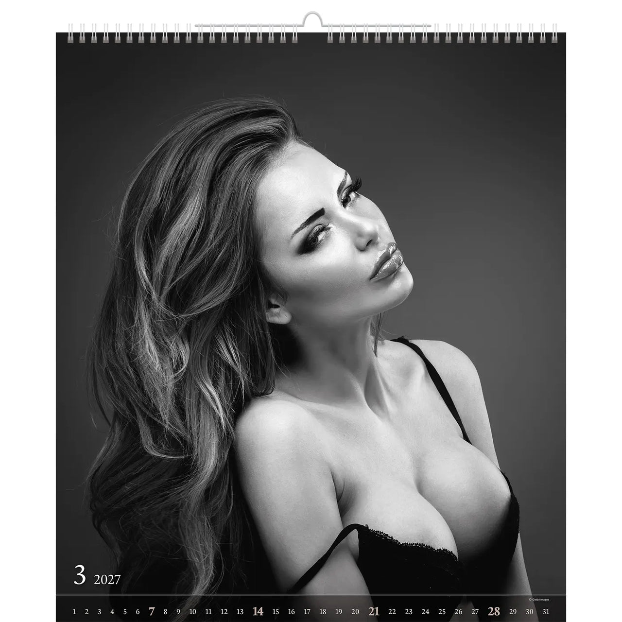 Zwart-witte kalenderpagina met een vrouw in lingerie met zichtbaar merklogo.