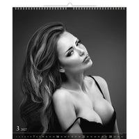 Zwart-witte kalenderpagina met een vrouw in lingerie met zichtbaar merklogo.