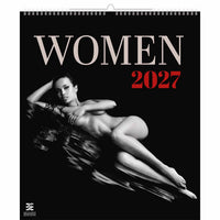 Kalenderomslag met een naakte vrouw met de tekst 'WOMEN 2027' op een zwarte achtergrond