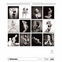Kalender met zwart-wit afbeeldingen van vrouwen in verschillende poses op een witte achtergrond.
