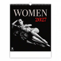 Kalenderomslag met een vrouw in zwart-wit pose met tekst 'WOMEN 2027'.