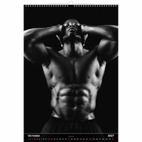 Spierkalender met een shirtloze persoon in zwart-wit met de maand oktober 2027 zichtbaar.