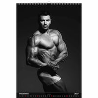 Kalenderpagina voor december 2027 met een zwart-witfoto van een gespierde man.