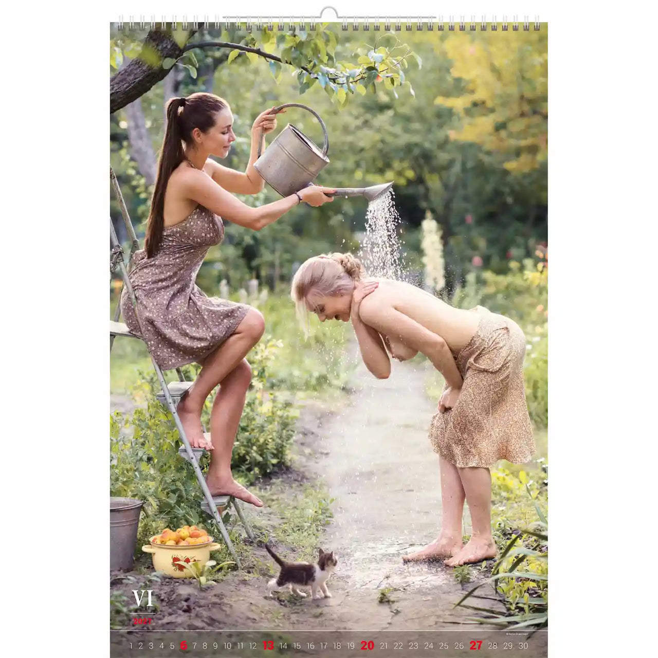 Kalenderpagina met twee vrouwen die in een tuin spelen met een gieter. en een katje