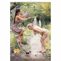 Kalenderpagina met twee vrouwen die in een tuin spelen met een gieter. en een katje