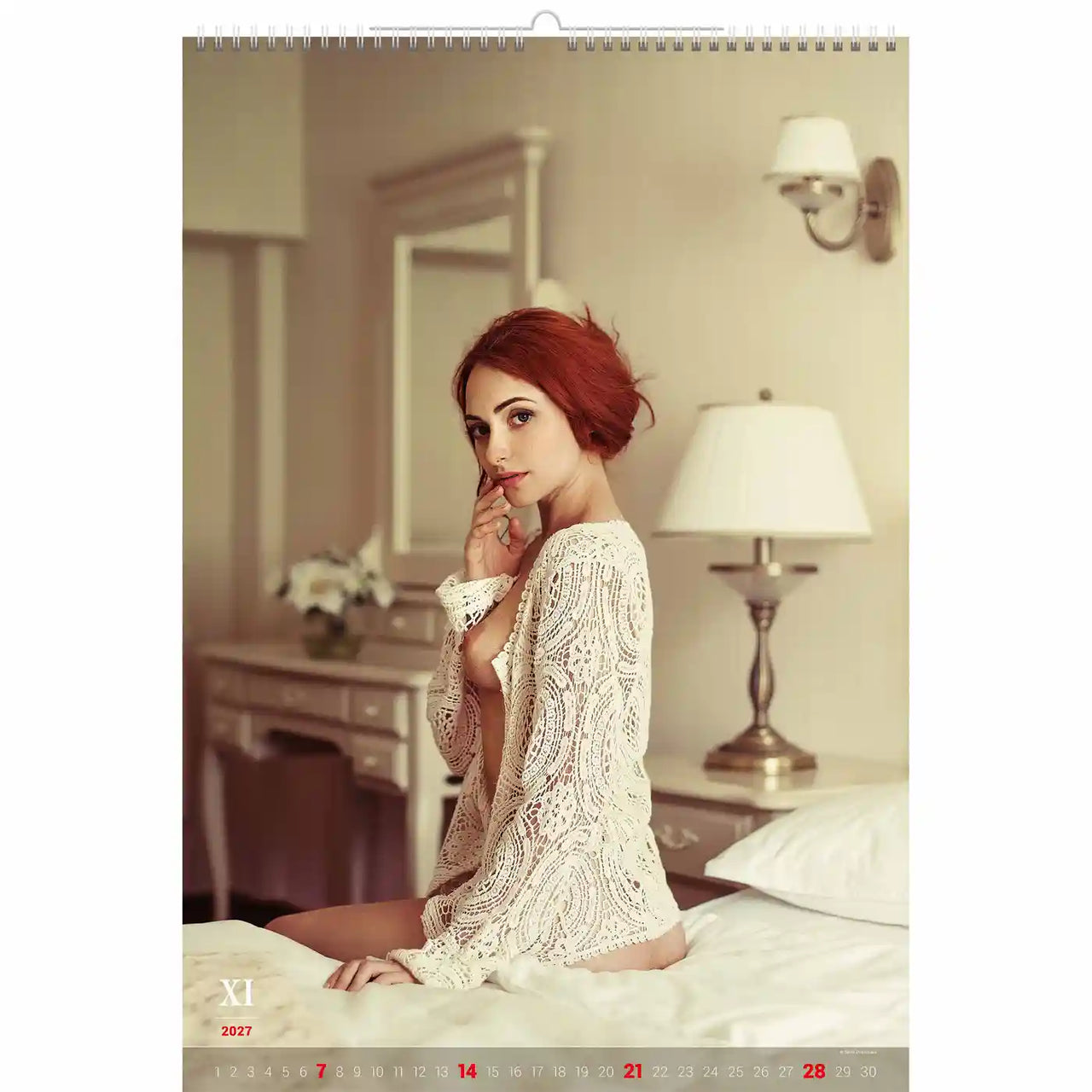 Vrouw in een kanten gewaad, zittend op een bed in een slaapkamer, met onderaan een kalender.