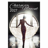 Kalenderomslag met een vrouw in een soepele jurk bij een raam met de tekst 'Charm of the Moment 2027'.