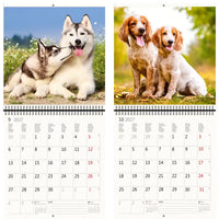 Twee pagina's van een kalender met op elke pagina twee honden.