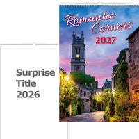 Kalenderomslag voor 2027 met links een romantisch tafereel en tekst 'Verrassingstitel 2026'.