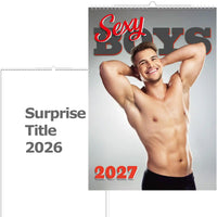 Kalenderomslag met een shirtloze man met de tekst 'Sexy Boys' en '2027' op een grijze achtergrond.