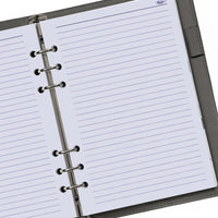 Openen notitieboek met gevoerd pagina's en een zichtbaar merklogo op een witte achtergrond