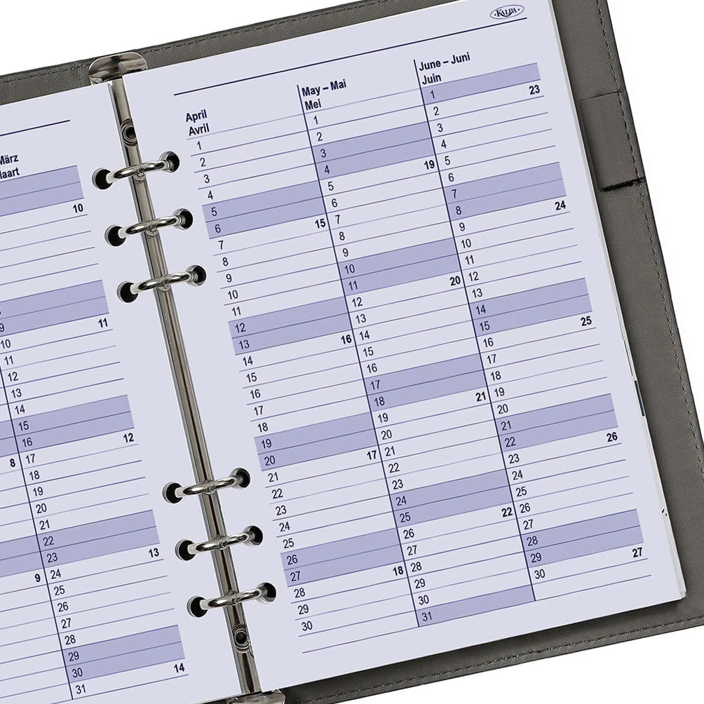 Close-up van een planner met een maandkalender indeling op een witte achtergrond