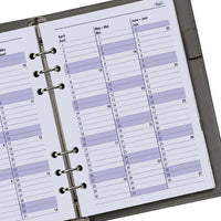 Close-up van een planner met een maandkalender indeling op een witte achtergrond
