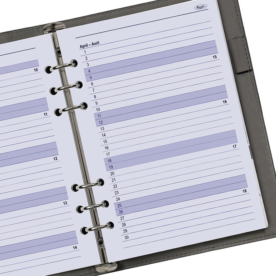 Close-up van een planner met een ringbandsysteem op een witte achtergrond