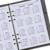 Kalenderpagina in een planner met een metalen ringband.