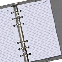 Close-up van een planner met een zilver Ringband op een grijze achtergrond