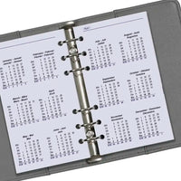 Grijze planner met een kalenderpagina op een witte achtergrond