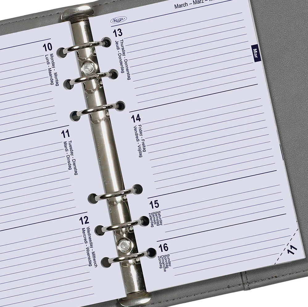 Close-up van een planner met een metalen band, met een week indeling.
