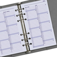 Close-up van een planner met een ringbandsysteem, met een maandkalender indeling.