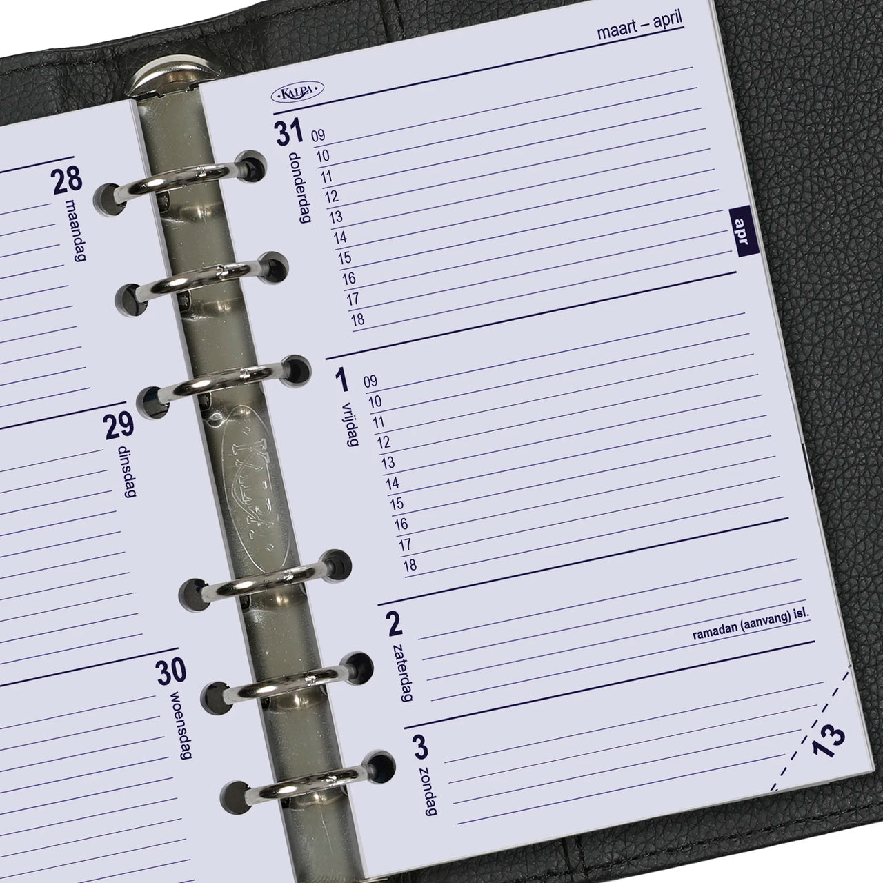 Close-up van een planner met een ringbandsysteem op een zwarte achtergrond