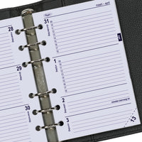 Close-up van een planner met een ringbandsysteem op een zwarte achtergrond
