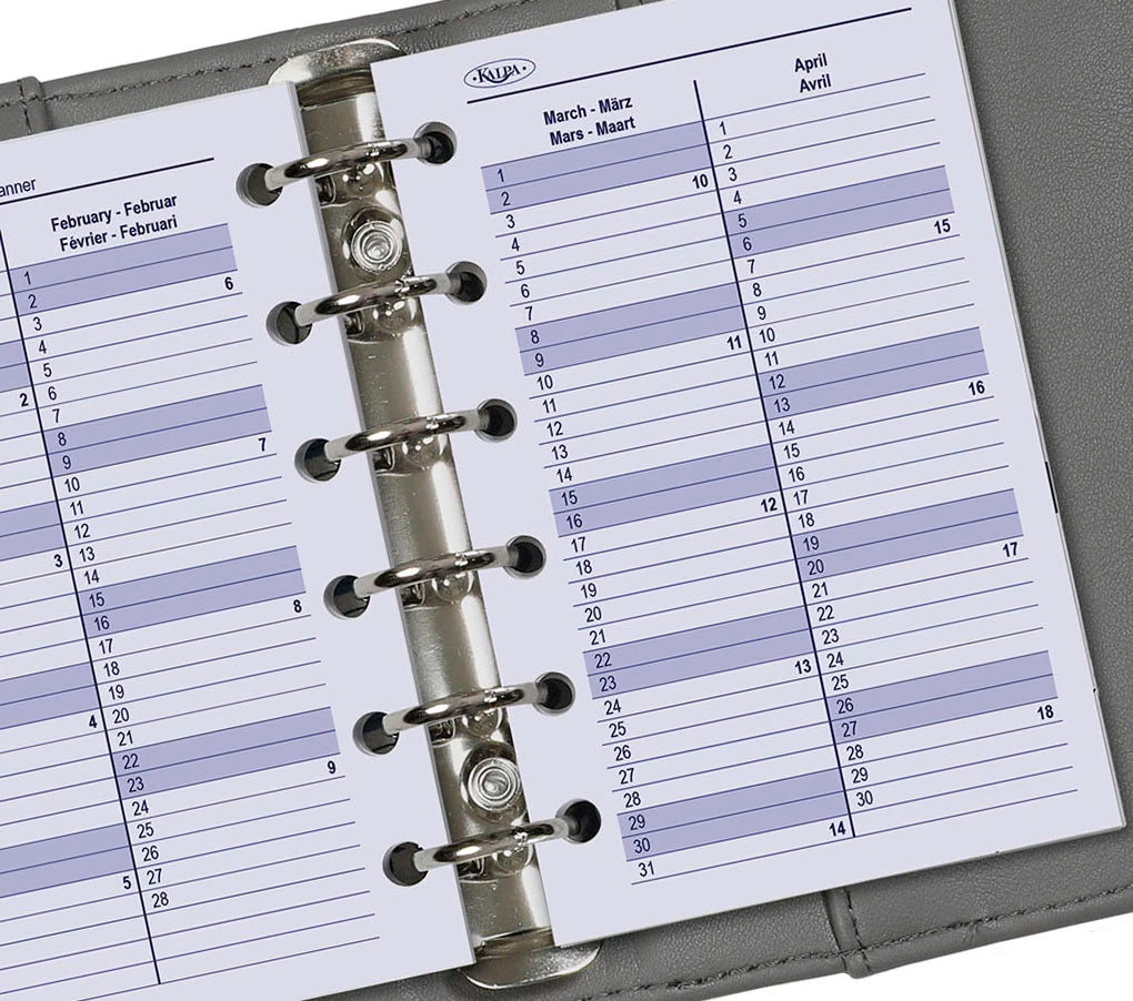 Close-up van een planner met een metalen ringband, met een maandkalender indeling.